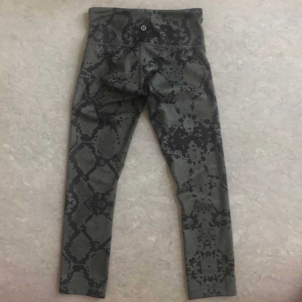 EUC - Lululemon Wunder Under - Size 4- Ziggy Snake